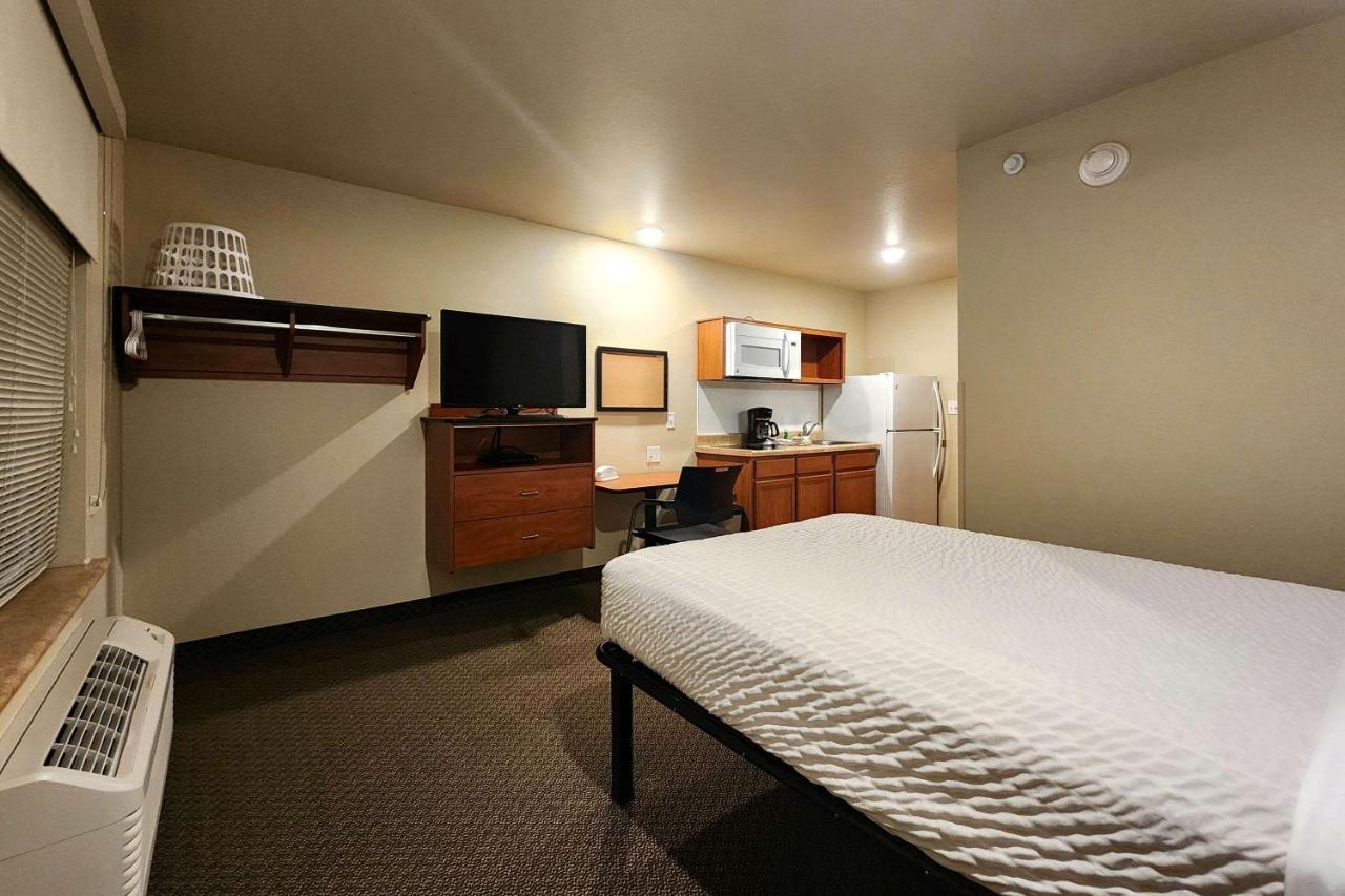 Baymont By Wyndham Dickinson Hotel Exterior photo
