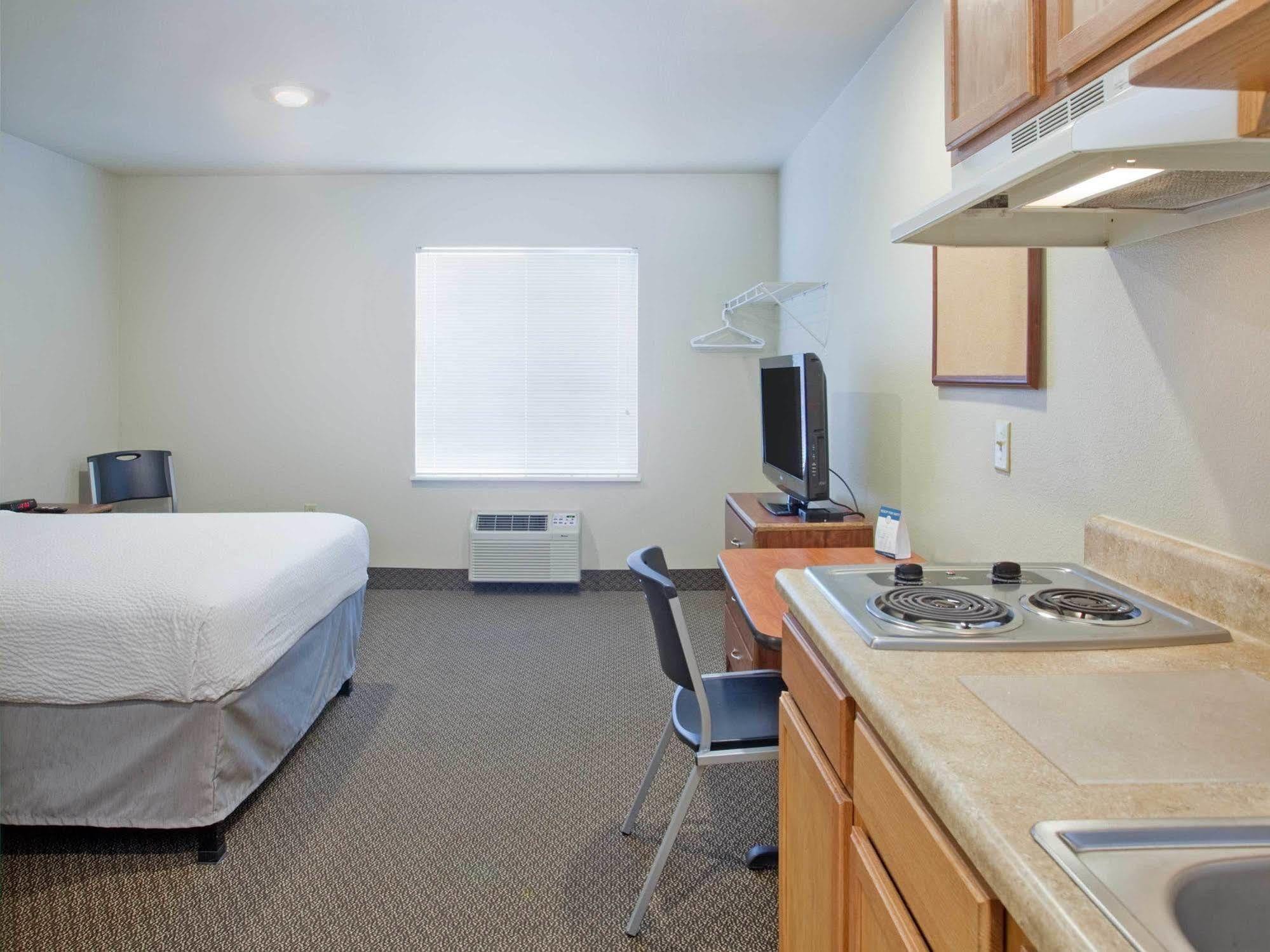 Baymont By Wyndham Dickinson Hotel Exterior photo
